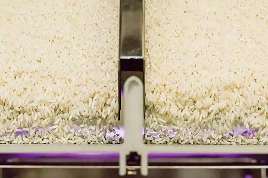 سورتینگ برنج با استفاده از دستگاه سورتر